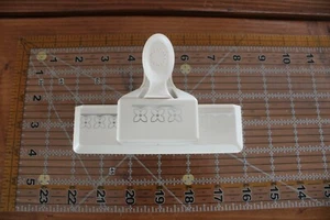 Martha Stewart Border Edge Scalloped Flower Embossing Emboss Craft White 2" - Picture 1 of 2