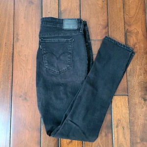 Jeans para mujer Levis 711 talla 32 ajustados desgastados tiro bajo lavado medio denim negro - Imagen 1 de 11