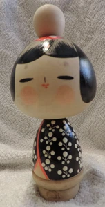 WOODEN KOKESHI JAPANESE DOLL FIGURE IN FLORAL KIMONO 6 1/8" HAND SIGNED - Picture 1 of 3