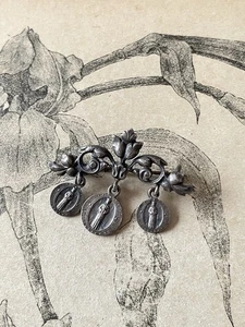 Broche Religieuse anciennes à 3 pendeloques - Christ - Métal argenté - Picture 1 of 2