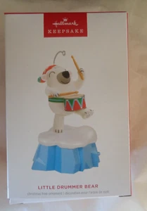 2024 Hallmark Keepsake - Ornamento piccolo orso batterista - suono magico - Foto 1 di 1