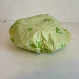 25 Stück - grüne Duschhaarkappen - Teeblatt Design - Einweg - wasserdicht - Bild 1 von 10