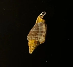 Vintage Gold Tone Pearly Striped Conch Shell Sea Ocean Bay Mini Pendant Charm US - Picture 1 of 4