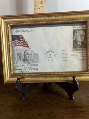 Una “Portada oficial del primer día” enmarcada con el presidente Harry Truman Foto 1 de 3