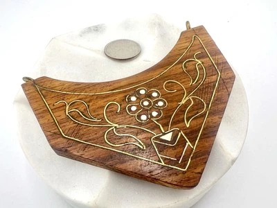 Pingente de madeira incrustado vintage dos anos 80 incrustado marchetaria artesanal achado artesanal - Imagem 1 de 4