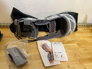 NUOVO DonJoy OA Nano Osteoartrite Scarico Ginocchiera Gamba Destra Taglia Media - Foto 1 di 20