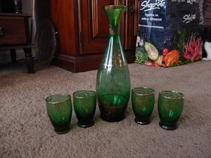 Ancienne carafe en verre vert vénitien et 4 verres cordiaux assortis bordure dorée - Photo 1/19