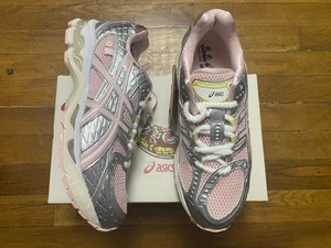 Talla 8M / 9.5W - ASICS Gel-Nimbus 10.1 Vandy The Pink x Atmos Banana Strawberry - Imagen 1 de 9