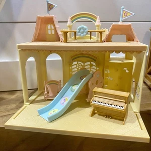 Sylvanian Families Calico Critters Baby Schloss Kinderzimmer und Zubehör - Bild 1 von 2