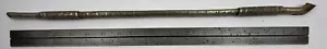 Antica pipa da fumo cinese lunga 18" possibilmente stelo in metallo inciso argento - Foto 1 di 16