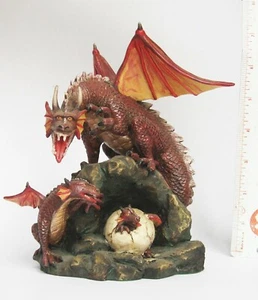 Roter Drache und Baby Wachei Figur auf Sockel Polyresin Acryl 6,5" - Bild 1 von 4