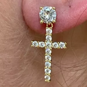 Pendiente cruzado de aro con clip de moissanita de corte redondo de 2,20 CTW enchapado en oro amarillo de 14 k - Imagen 1 de 12