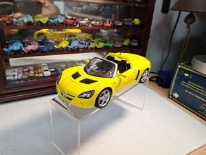 1:18 MAISTO OPEL SPEEDSTER YELLOW ON BLACK -AMZ 1752 - Bild 1 von 7