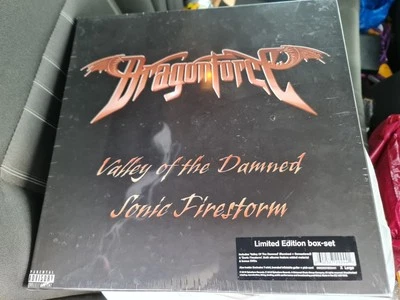 Dragonforce ‎– Valley Of The Damned / Sonic Firestorm 2xCD + 2xDVD BOXSET Tshirt - Bild 1 von 2