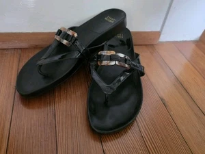 Stuart Weitzman 8,5 Medium Zehenstegsandalen schwarz Lack Schildpatt über der Oberseite - Bild 1 von 6