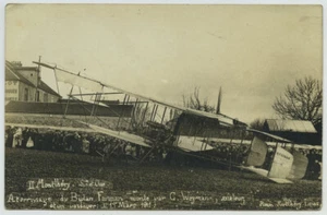 Montlhéry. Atterrissage du biplan Farman de l'aviateur Charles Terres Weymann. - Picture 1 of 2