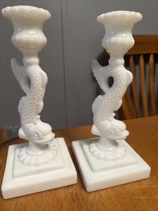 De Colección Par de Candelabros Imperial Leche Blanco Vidrio Satinado Delfín KOI Pez 9 - Imagen 1 de 6
