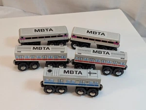 5x MBTA Holzeisenbahnwagen, Boston Blue & Red Line Subway, lila Commuter - Bild 1 von 22