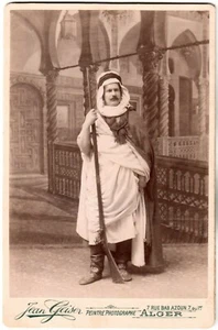 Algérie.Alger.Homme au Fusil.Photo Cabinet Carte.Photographe Jean Geiser Alger. - Picture 1 of 2