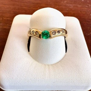 Fascia in oro giallo 14 carati 4,1 gr con smeraldo 3,5 mm e 0,10 ct TW 6 diamanti misura 6,75 - Foto 1 di 8