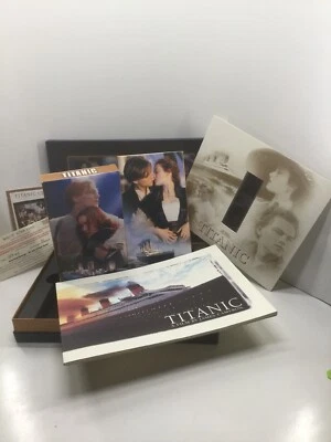 TITANIC COLLECTOR’S EDITION BOX Include 2 Vhs Movie 1 Photo Book 1 Filmstrip Foto 1 de 4