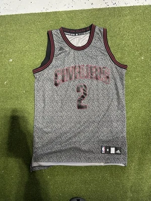 Camiseta deportiva negra Kyrie Irving de los Cleveland Cavs mediana Foto 1 de 2