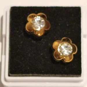 99c AUCTION - EARRINGS - CHILDS -ROSE GOLD COLOUR -FLORAL PATTERN -FACETED STONE - Picture 1 of 1