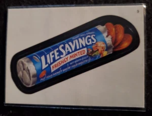 PEGATINA PAQUETES LOCOS: AHORRO DE VIDA - SALVAVIDAS / 2005 Topps #9 - Imagen 1 de 2