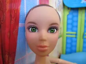 MUÑECA DE MODA LIV 1ER NÚMERO MUÑECA SPIN MASTER KATIE ~ DESNUDA Ojo Verde Posable/Articulado - Imagen 1 de 2