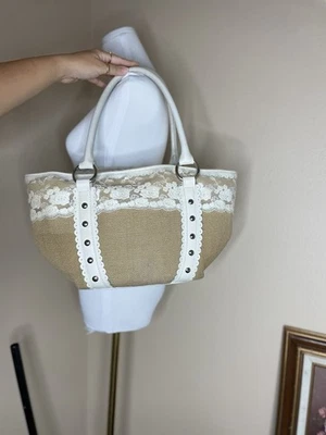 Elegante bolso Kate Landry de cuero de yute con encaje y volantes Kate Landry Foto 1 de 4