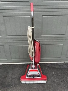RARO Sanitaire Tradition SC899 16INCHWIDETRACK Quick Kleen Aspiradora vertical en bolsas - Imagen 1 de 13