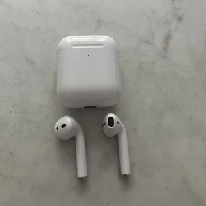 Authentic Apple AirPods 2nd Gen A2031 Headset W/ Charging Case Earphones White - Photo 1 sur 5