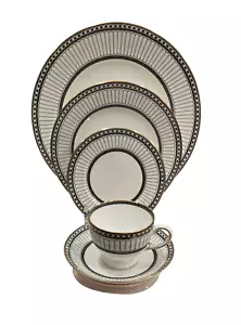 Plato de cena negro con columnata Wedgwood, plato de ensalada, plato de pan, taza y platillo - Imagen 1 de 5