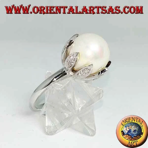 Anello in Argento 925‰ perla gigante incastonata nei petali di un fiore - Immagine 1 di 1