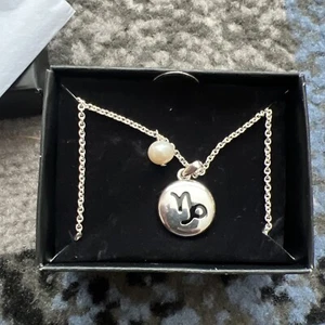 AvonPendant Necklace Zodiac Sign Capricorn Silver Tone Genuine Freshwater Pearl - Picture 1 of 4