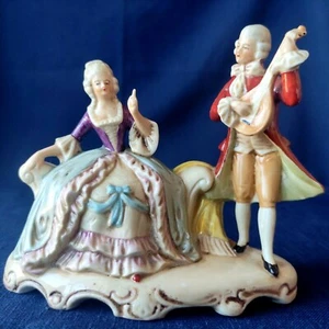SCENE GALANTE COUPLE EN PORCELAINE BISCUIT TAMPON CAPODIMONTE - Picture 1 of 7