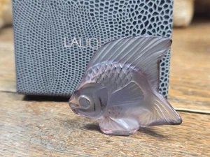 🌟 Lalique FLIEDER LILA ENGEL FISCH Kristall Figur Frankreich in Box * 3001800 - Bild 1 von 10
