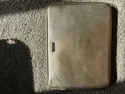 Funda protectora elegante Kate Spade New York metálica dorada 13” para tableta portátil Foto 1 de 3