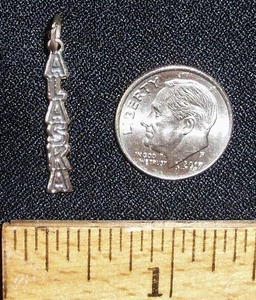 PLATA ESTERLINA 1" VERTICAL LETRAS ALASKA ENCANTO O COLGANTE - HECHO EN EE. UU. - Imagen 1 de 12