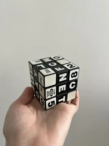 Cubo magico RARO Cubo di Rubik calendario perpetuo 1981 bianco e nero - Foto 1 di 6
