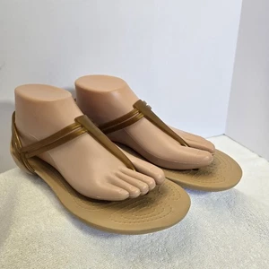 Sandalia Crocs Isabella para mujer talla 9 dorada correa en T tanga icónicos zapatos cómodos usados en excelente estado - Imagen 1 de 14