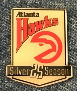 Prendedor Atlanta Hawks 1992 ~ Temporada 25 plateada ~ NBA ~ Baloncesto ~ Licencia oficial ~ CP y D - Imagen 1 de 2