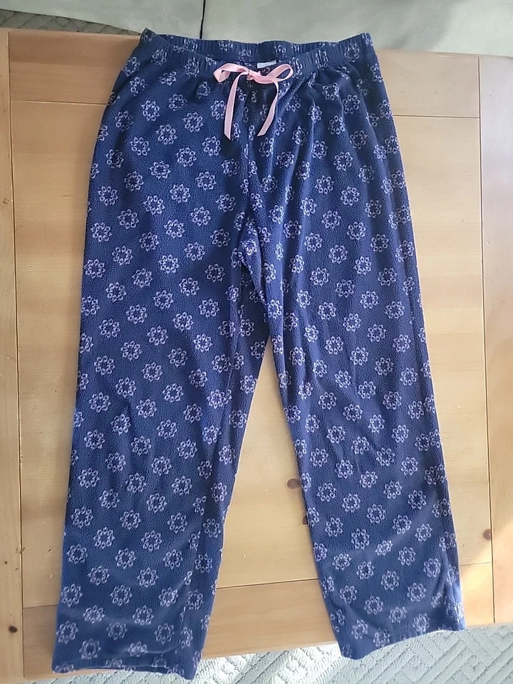 Women's Fleece Pajama Bottoms Croft and Barrow Size M Pre-owned Navy/Pink - Image 1 of 4