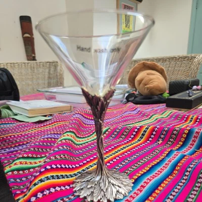 Patrón de hoja de vid de vidrio Martini con tallo de peltre de estaño de vodka de ganso gris Foto 1 de 4