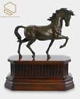Sculpture en bronze à cheval sur une base en bois