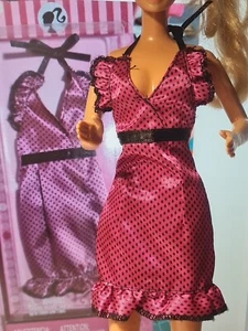 BARBIE MATTEL FASHION FEVER 2007 ABITO ROSA POIS NERI L3354 OUTFIT DRESS CLOTHES - Foto 1 di 3