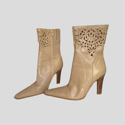 Botas de cuero vintage Y2K punta puntiaguda EU37 botas al tobillo de tacón alto en beige crema Foto 1 de 4