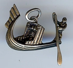 VINTAGE DIMENSIONAL STERLING SILVER VENETIAN GONDOLA CHARM - Picture 1 of 2
