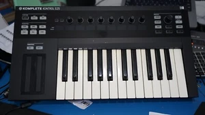 Komplete Kontrol S25 - Native Instruments MIDI Keyboard Controller - Picture 1 of 5