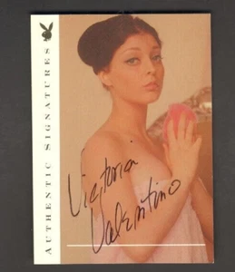 TARJETA AUTÓGRAFA VICTORIA VALENTINO PLAYBOY PLIEGUES CENTRALES DEL SIGLO 2001 - Imagen 1 de 2